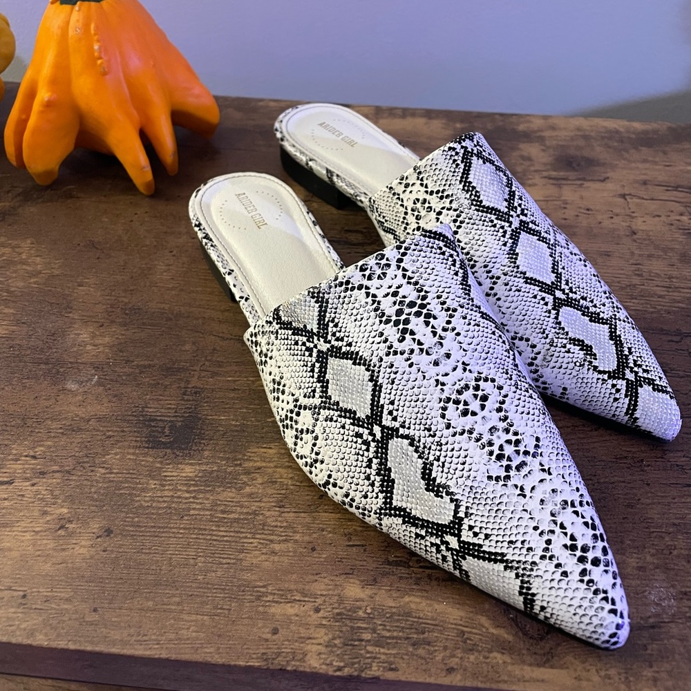 Snakeskin slides (faux) white & black